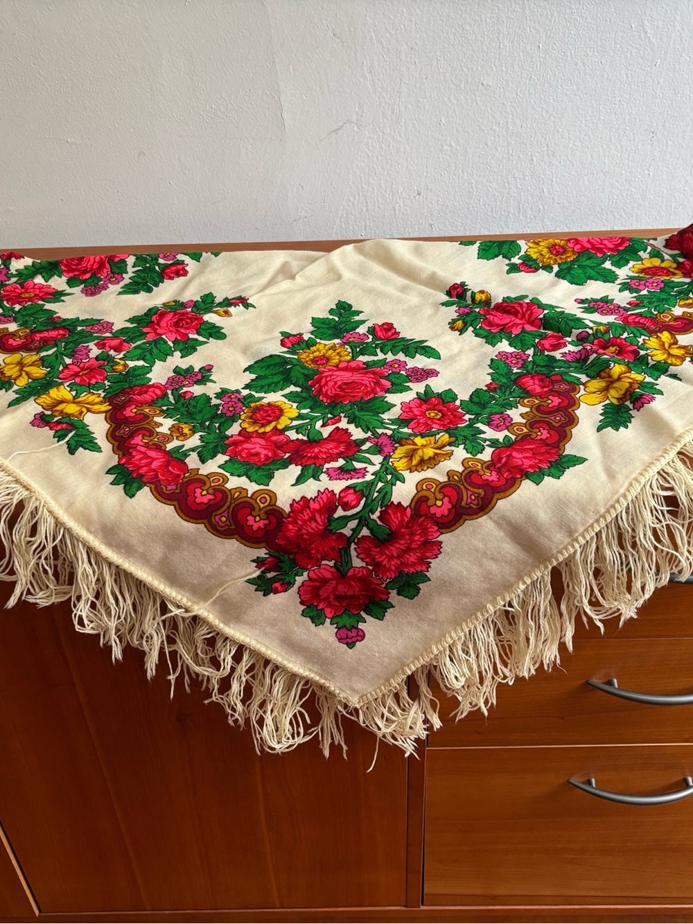 Russian Shawl 100% Wool 85x85 sm with Hand-knotted Tassel Trim